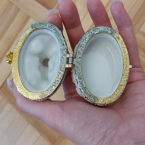 Vintage cats hugging trinket box - Picture 5 of 8